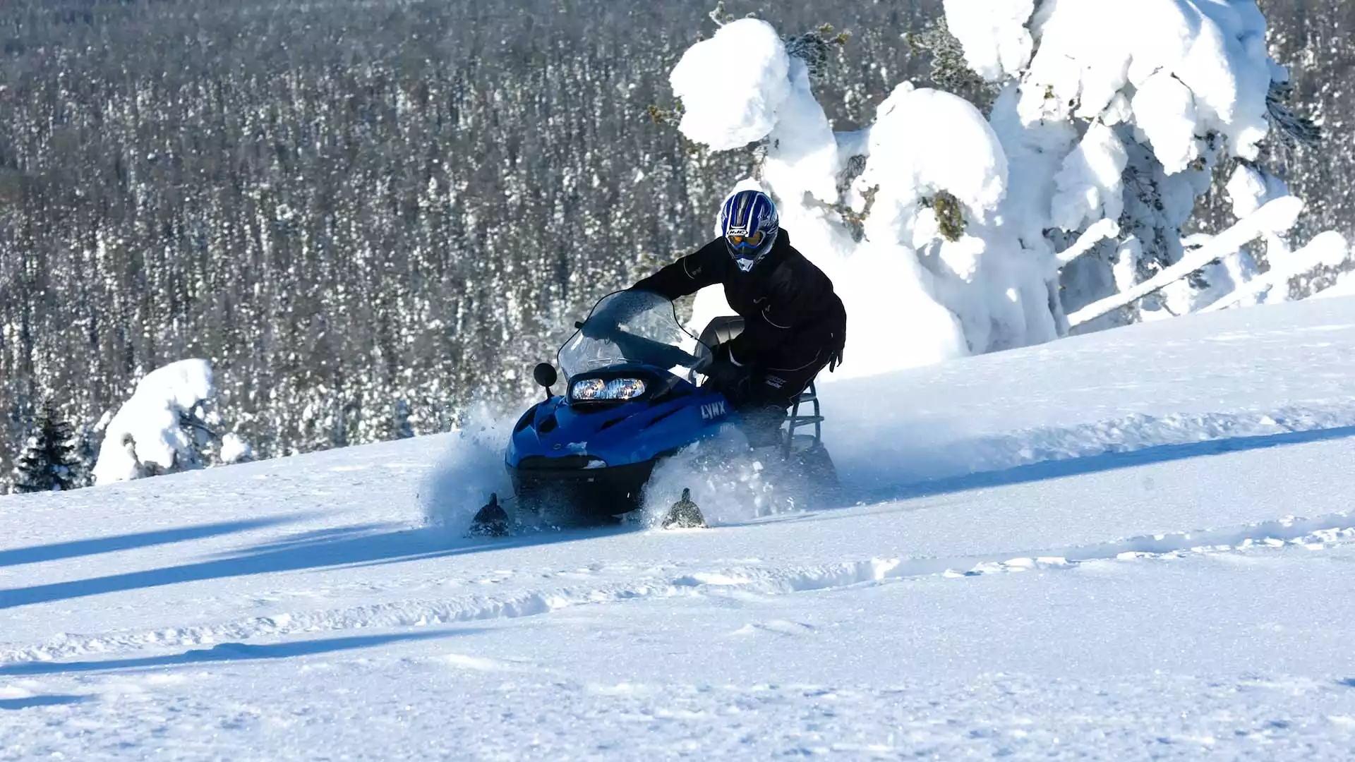 Lange sneeuwscootersafari over de fjells