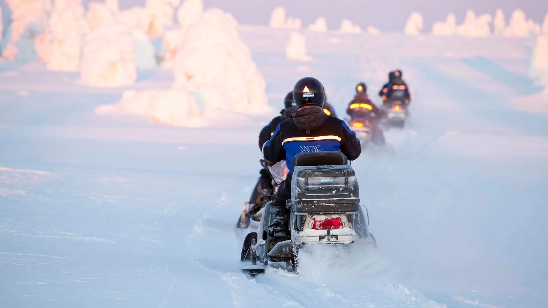 Sneeuwscootersafari en ijsvissen