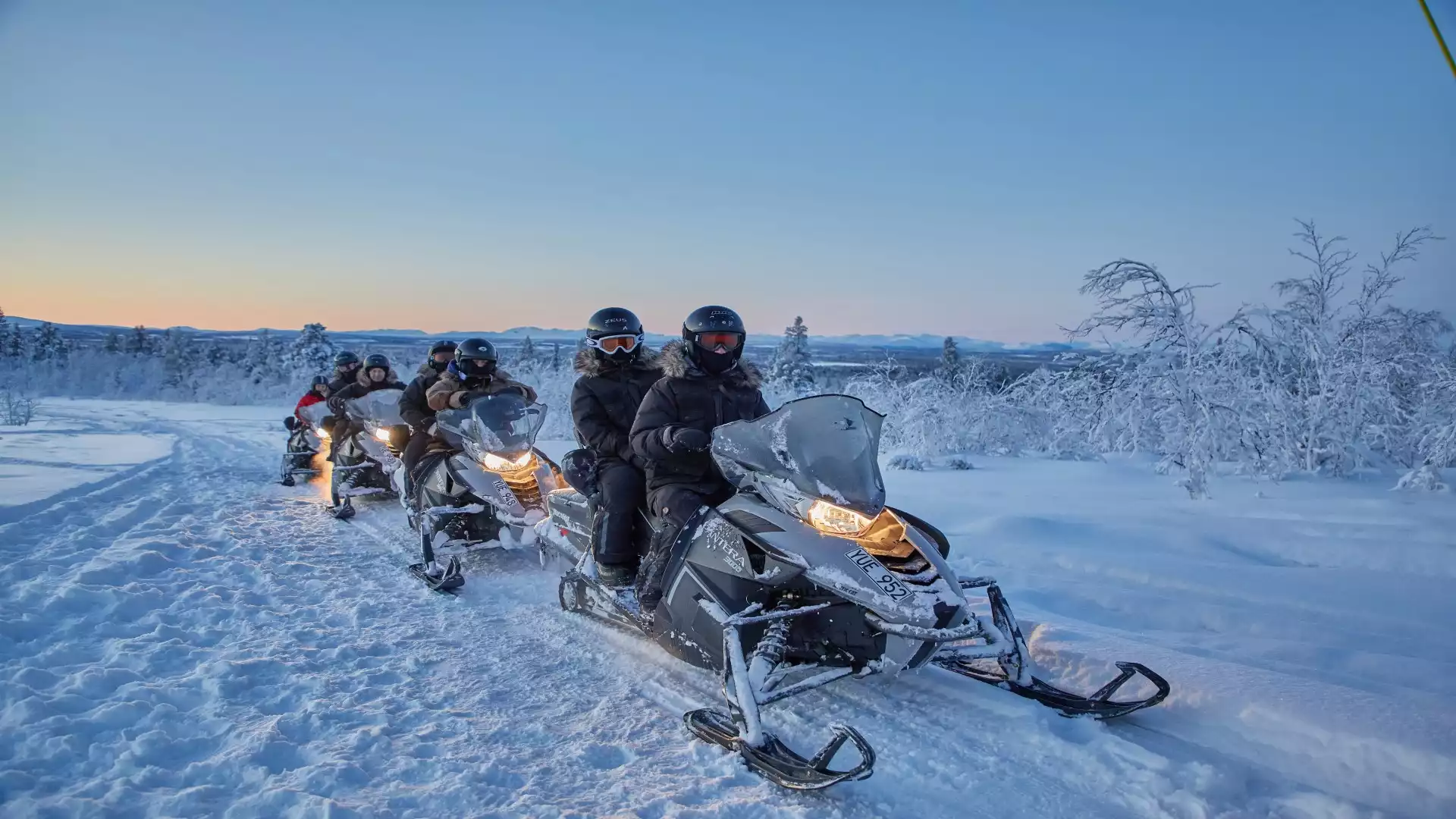 Sneeuwscooteren in een witte wereld