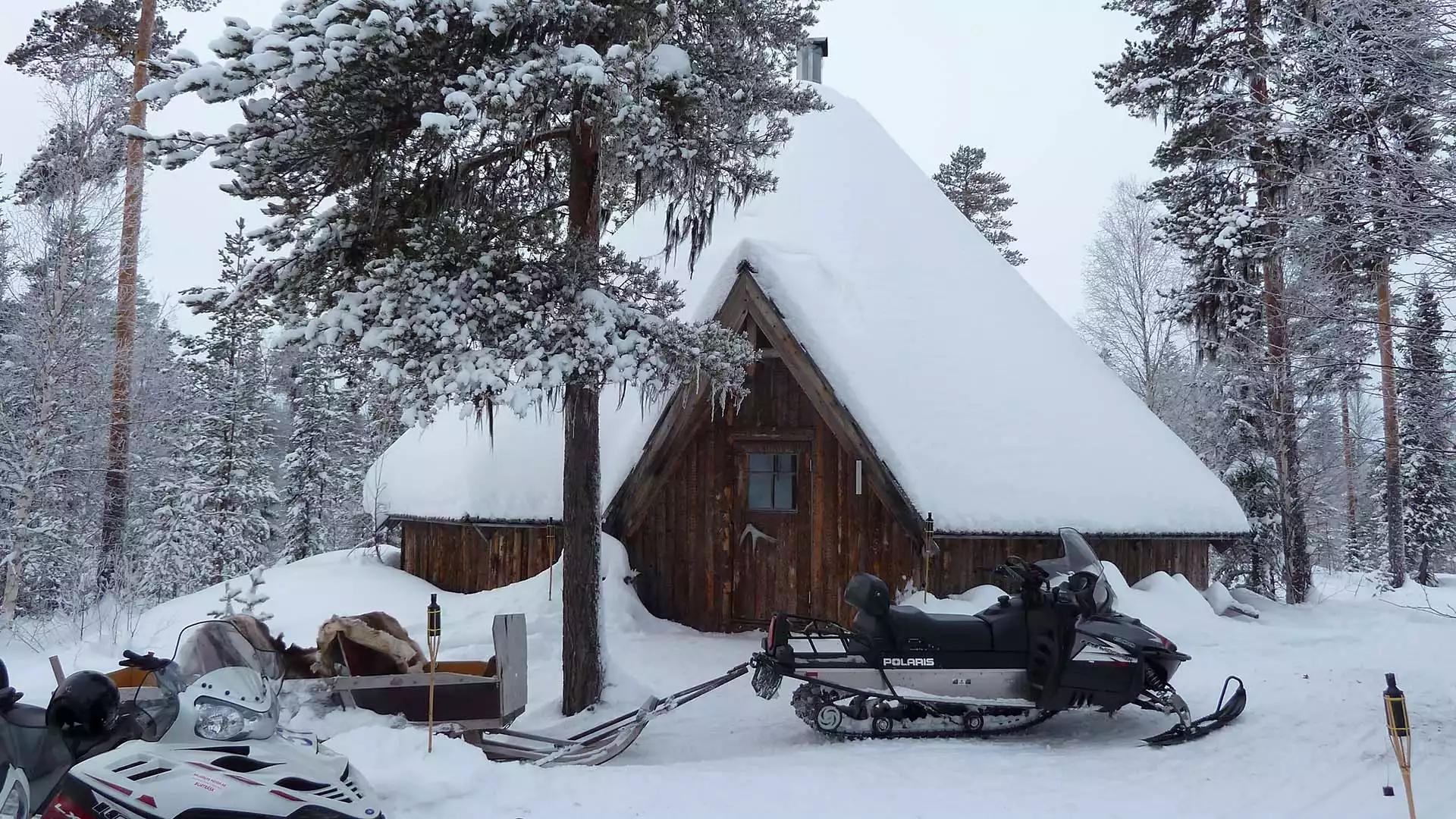 Per sneeuwscooter op zoek naar elanden