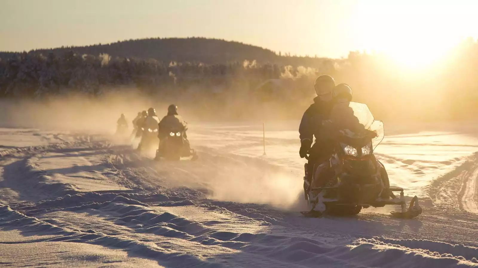 Sneeuwscootersafari en ijsvissen