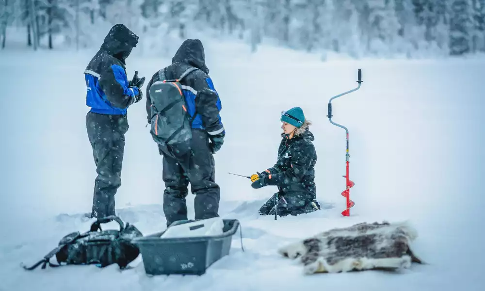 IJsvissen en noorderlicht jagen op de sneeuwschoenen