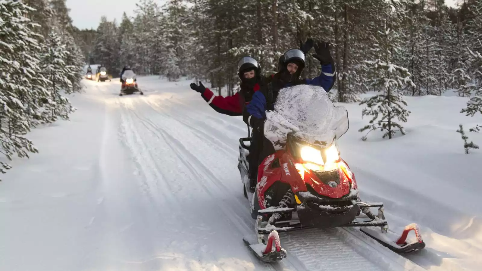 Sneeuwscootertocht en op jacht naar het noorderlicht