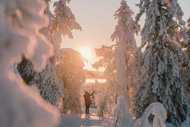 finland-winter-snow-lapland-girl