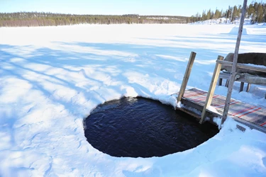 Finland_sauna_winter_Ruka_Kuusamo_F94I4254-min