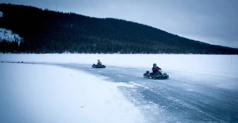 rijden op ijs in Zweeds Lapland