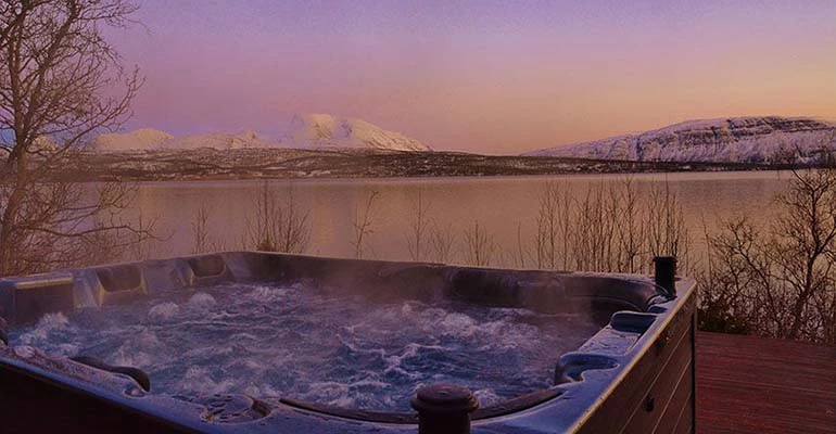 Bubbelbad met uitzicht Malangen Brygger Resort